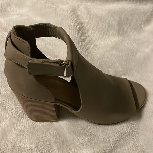 Shoe - Picture 2 of 2